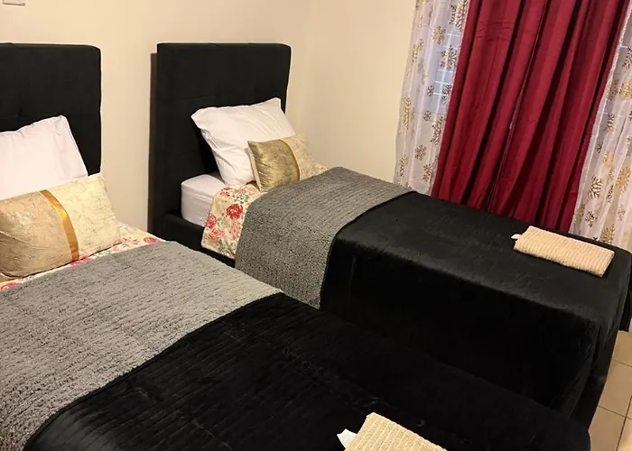 度假居 Town House, 10m From Chabad Lubavitch 拉纳卡