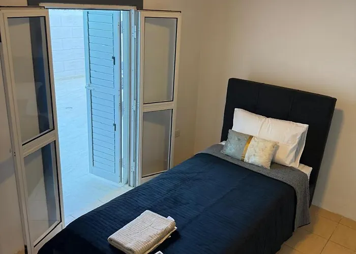 Town House, 10m From Chabad Lubavitch 拉纳卡