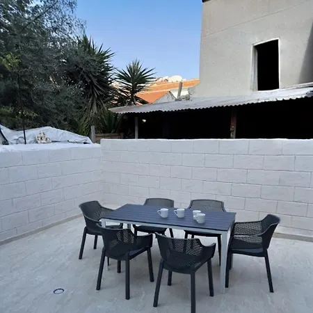 Town House, 10m From Chabad Lubavitch