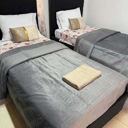 Town House, 10m From Chabad Lubavitch Ferienhaus