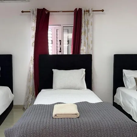 Town House, 10m From Chabad Lubavitch Ferienhaus
