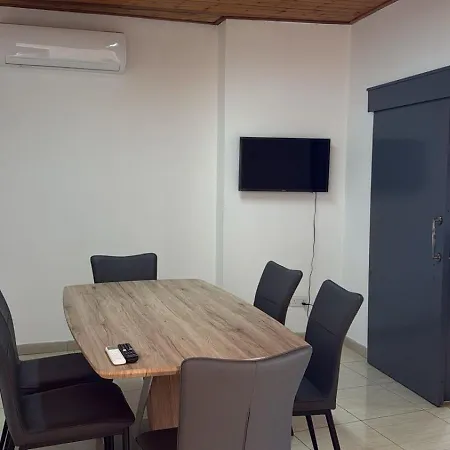 Town House, 10m From Chabad Lubavitch Ferienhaus Larnaka