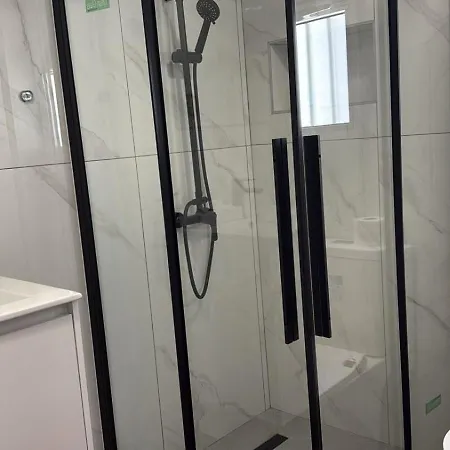 Town House, 10m From Chabad Lubavitch Ferienhaus *
