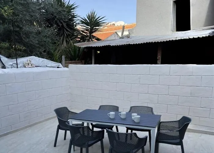 Town House, 10m From Chabad Lubavitch