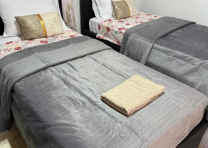 Town House, 10m From Chabad Lubavitch Semesterbostad